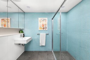 Shower, hair dryer, towels - Groundfloor Surry Hills Retreat with Cinema (Surry Hills)