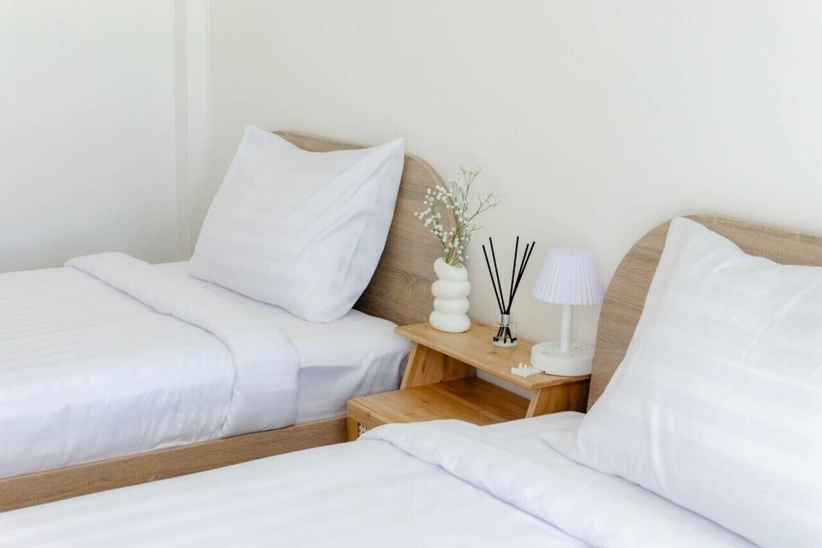 Habitación Deluxe con 2 camas individuales, vistas al jardín | Ropa de cama