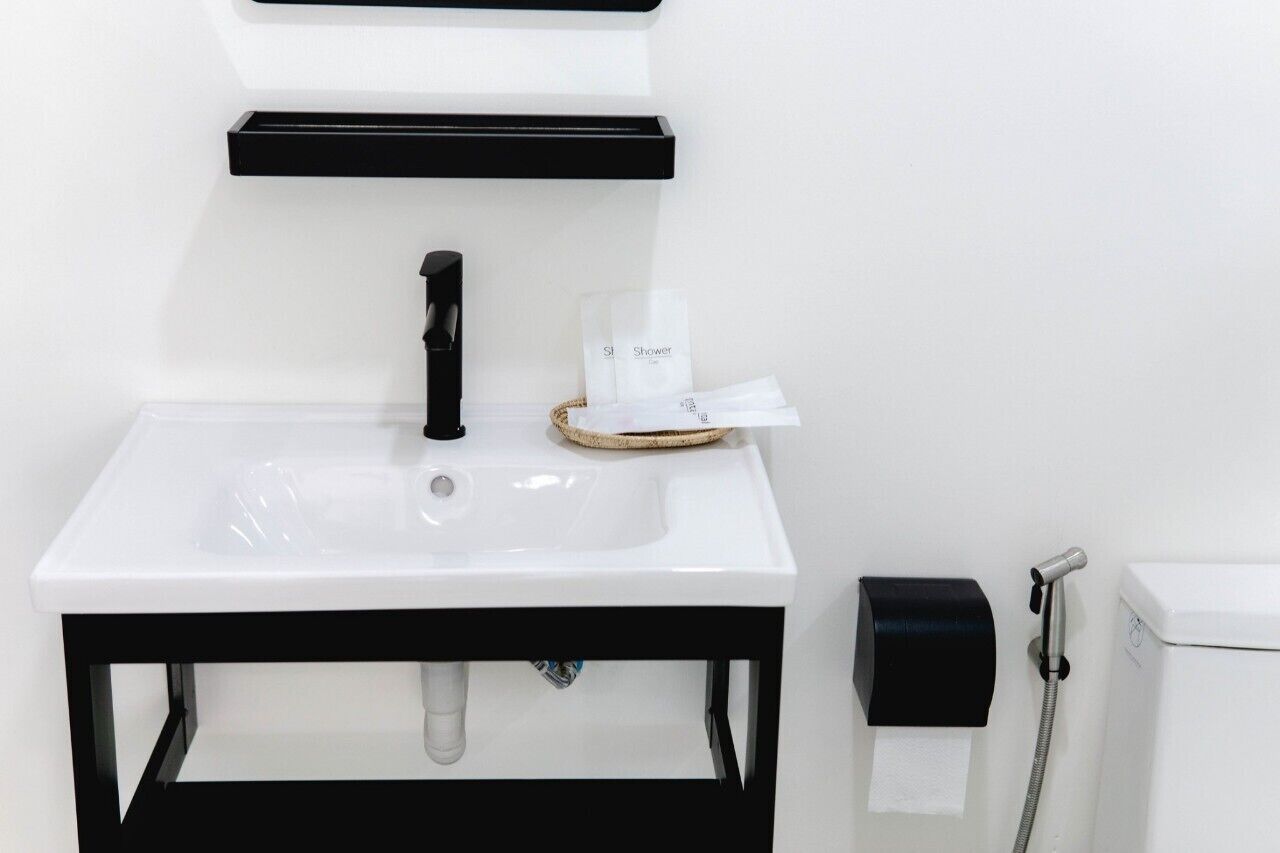 Deluxe Twin Room, Garden View | Bathroom | Shower, free toiletries, hair dryer, towels