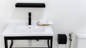 Habitación Deluxe con 2 camas individuales, vista al jardín | Baño | Regadera, amenidades de baño gratuitas, secadora de cabello, toallas