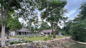 Ein Haus mit großem Garten und Teich.