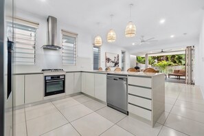 Kylskåp, mikrovågsugn, ugn och spishäll