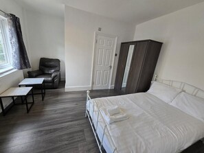 Studio | Iron/ironing board, free WiFi, bed sheets - Limehouse Townhomes- Premium En-suite Bedroom (London)