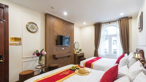 Habitación familiar doble, vistas a la ciudad | Caja fuerte, tabla de planchar con plancha, wifi gratis