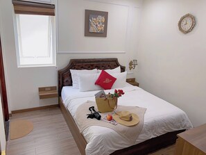 Rom – basic, byutsikt | Safe på rommet, strykejern/-brett og wi-fi (inkludert)