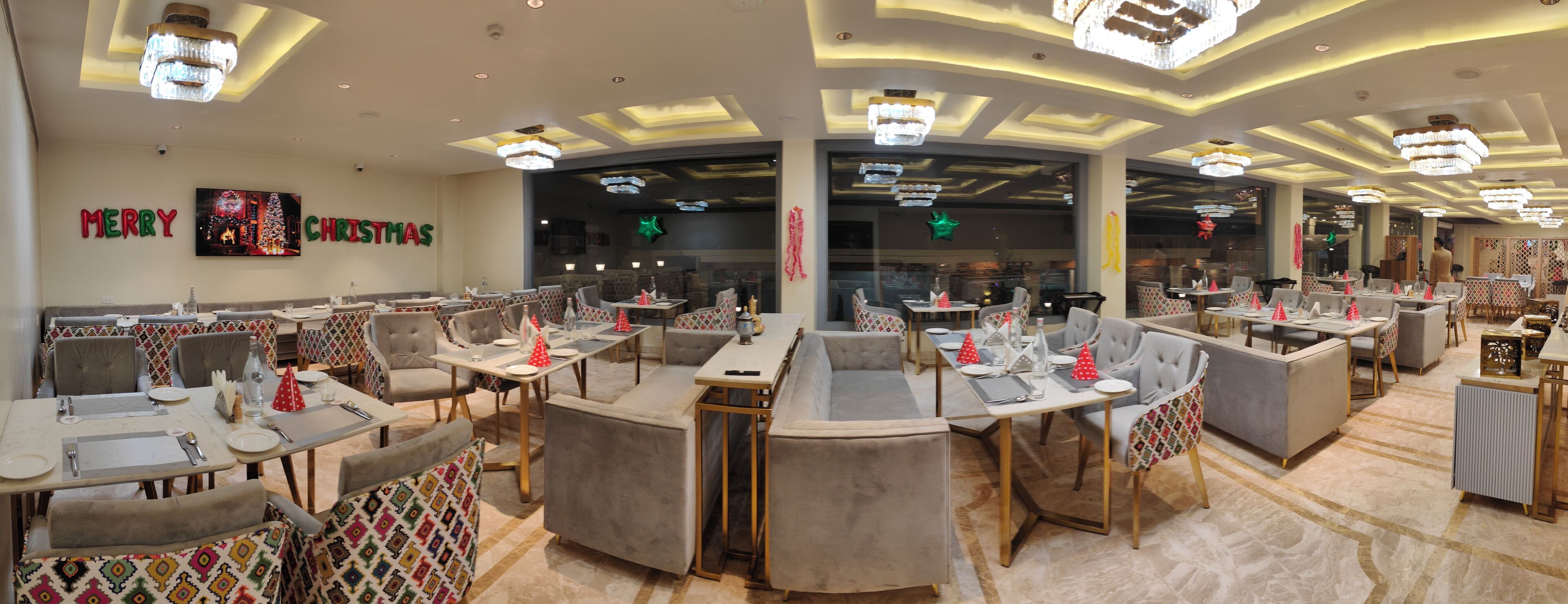 Um restaurante com várias áreas de refeição, decorações festivas e design de interiores moderno.