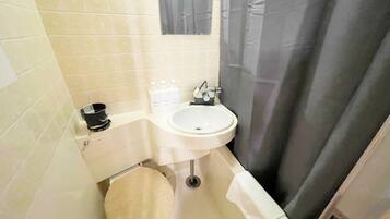 Basic Double Room | Bathroom | Combined shower/tub, hair dryer, towels, shampoo