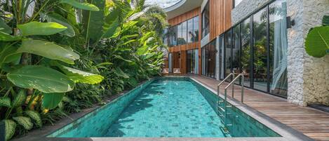 Una piscina al aire libre