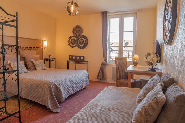 Triple Room | Desk, laptop workspace, blackout drapes, soundproofing - Auberge du Fin chapon (Excideuil)