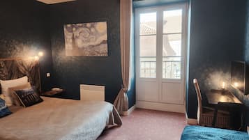 Bureau, espace de travail pour ordinateur portable, rideaux occultants