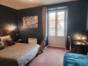 Habitación triple | Escritorio, espacio para trabajar con laptop y cortinas blackout