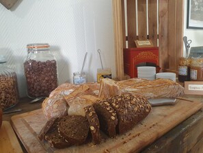 Daily continental breakfast (EUR 9 per person)