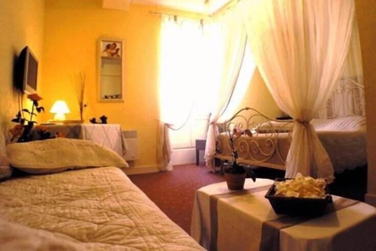 Superior Double Room | Meja, ruang kerja komputer riba, langsir/tirai gelap terus, kalis bunyi