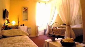 Chambre Double Supérieure | Bureau, espace de travail pour ordinateur portable, rideaux occultants