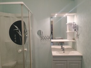 Shower, free toiletries, hair dryer, towels