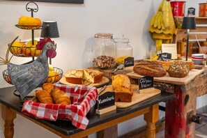 Desayuno continental (EUR 11 por persona)