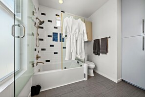 Asciugacapelli, asciugamani, sapone, shampoo