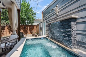 Piscina all'aperto, una piscina riscaldata