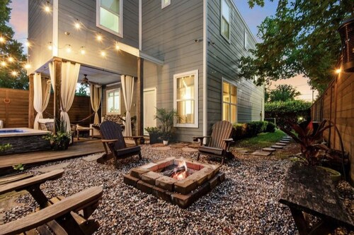 Downtown Private Oasis Stay | Fire Pit & Hot Tub
