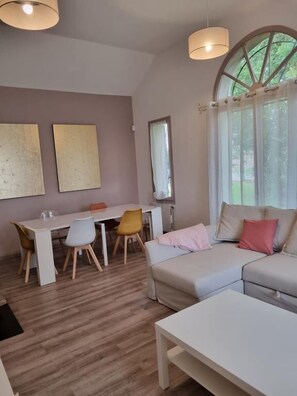 TV connectée, lecteur de DVD, livres