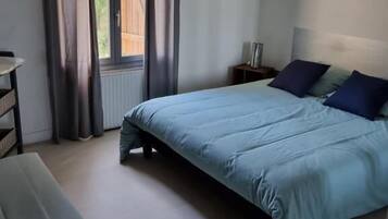 1 slaapkamer, een strijkplank/strijkijzer, reisbedje, gratis wifi