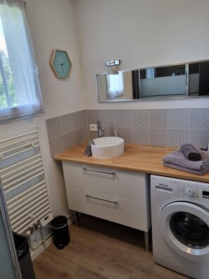 Shower, hair dryer, towels - Gîte "Le Grand Frêne (Orrouy)