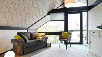 Fernseher, Kamin, Bücher, Musikbibliothek