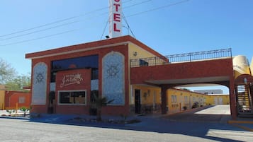 Vista frontal de la propiedad