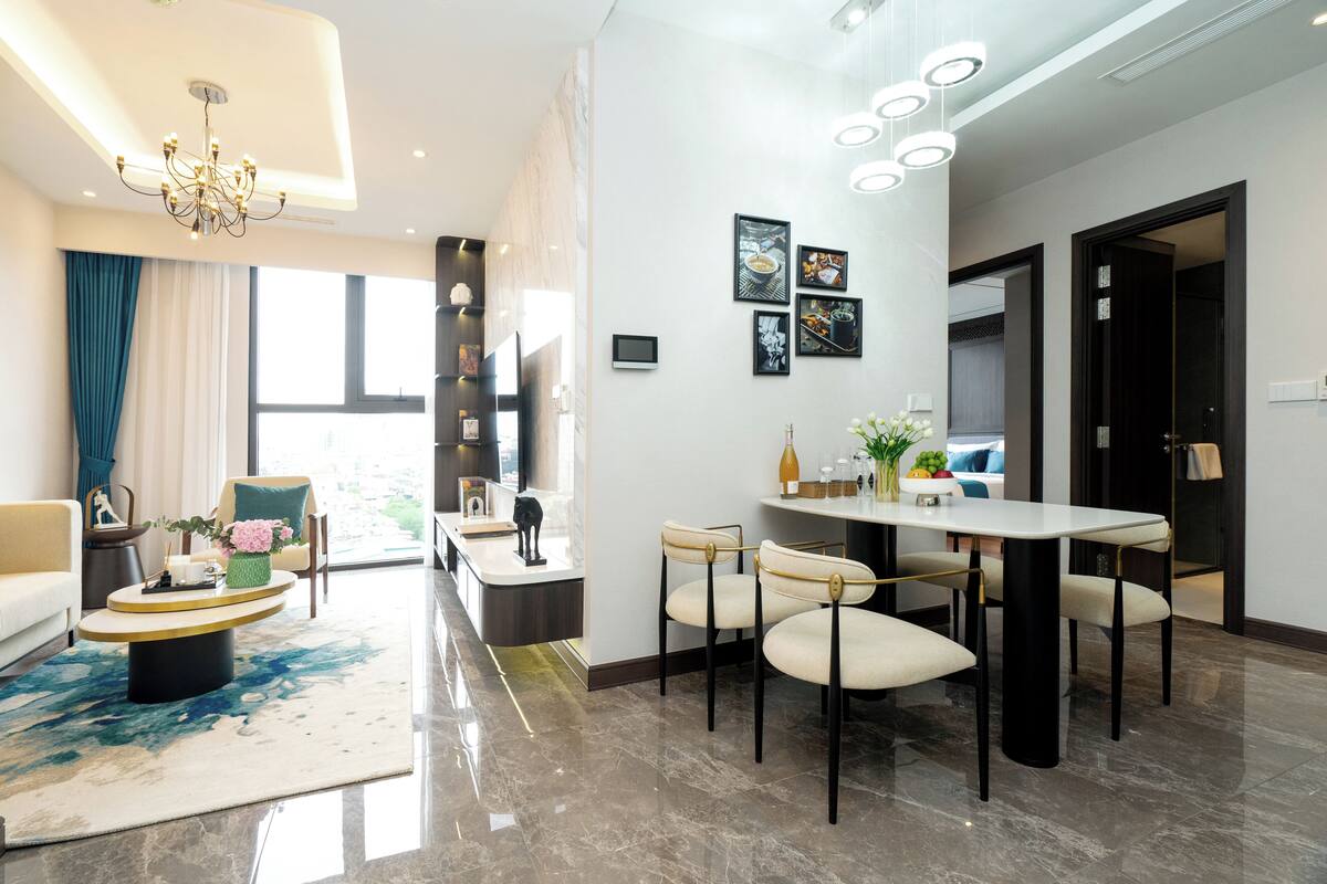 Un salon moderne comprenant un canapé, une table basse et un coin repas avec des chaises et une table.