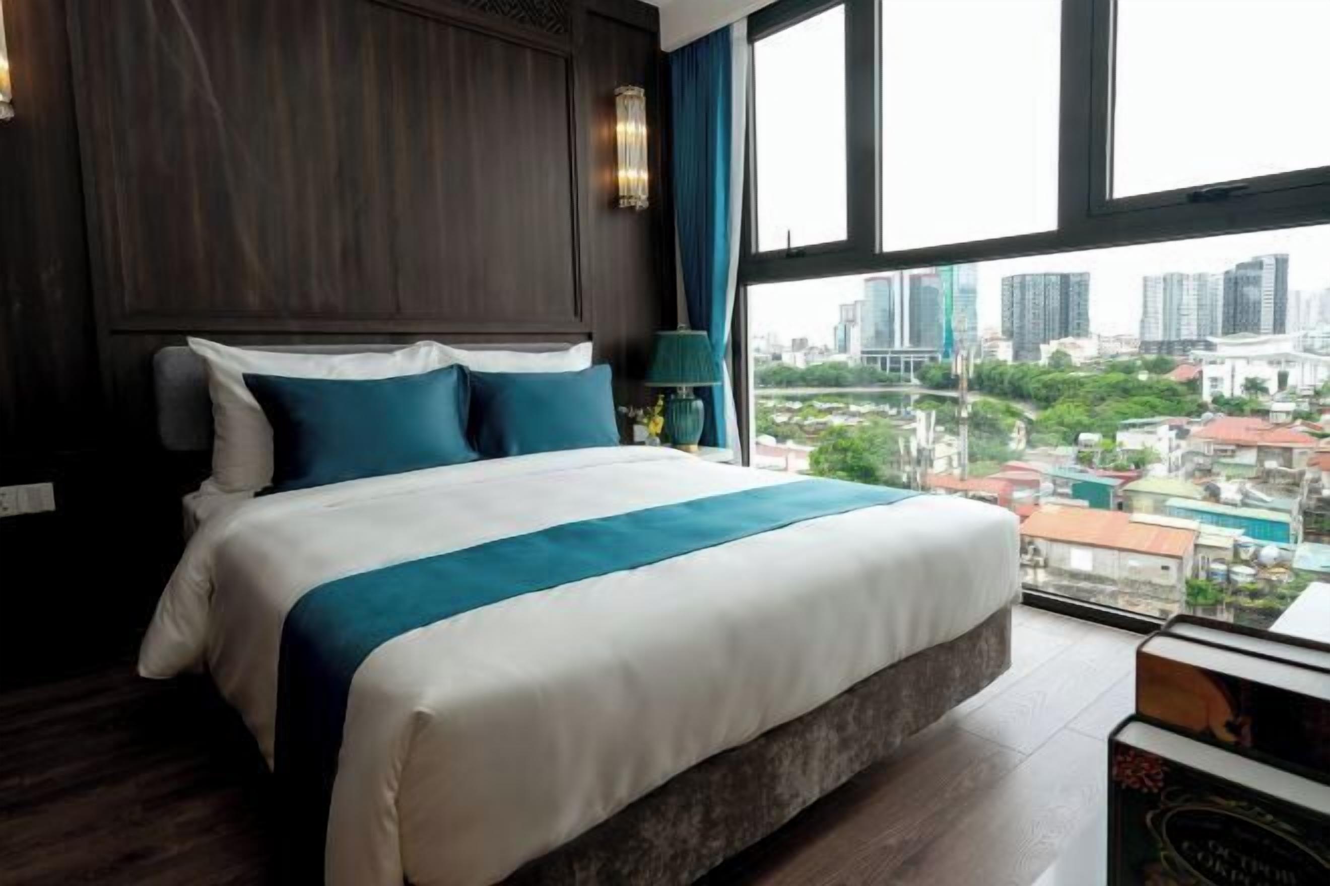 Caja fuerte, sistema de insonorización, tabla de planchar con plancha