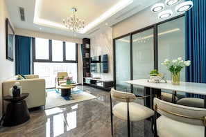 Leilighet – deluxe, 2 soverom, byutsikt | Oppholdsområde | Flatskjerm-TV