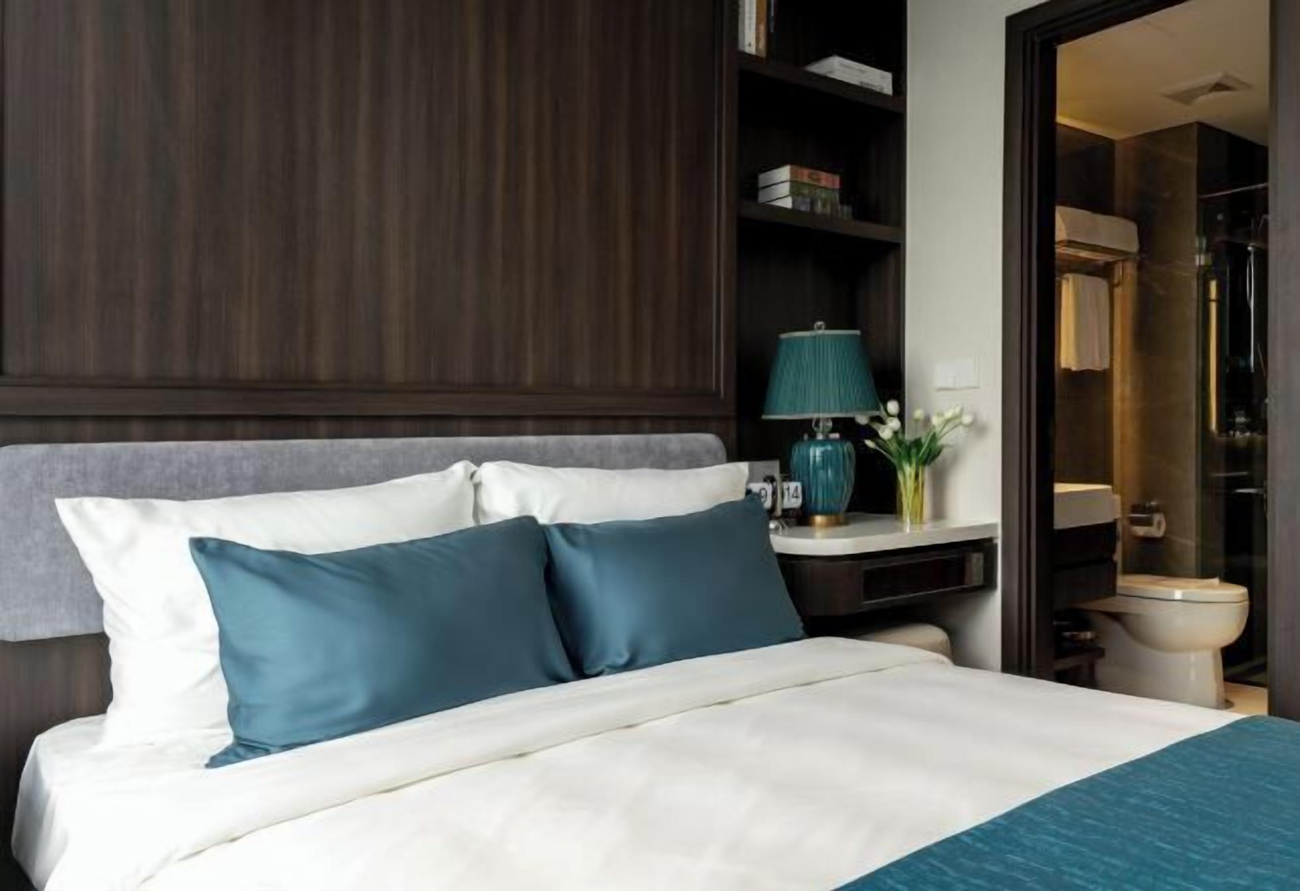 Caja fuerte, sistema de insonorización, tabla de planchar con plancha