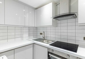 Kjøleskap, mikrobølgeovn, ovn og kokeplater