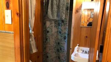 Sèche-cheveux, serviettes fournies, savon, shampoing