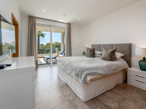 3 slaapkamers, een strijkplank/strijkijzer, internet, beddengoed