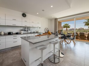 Een koelkast, een microgolfoven, een oven, een vaatwasser