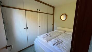 1 bedroom, iron/ironing board, travel cot, free WiFi