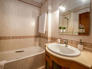 Hair dryer, towels - Apt. Marachique 317, with AC & communal pool (Alvor)