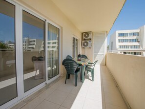 Outdoor dining - Apt. Marachique 317, with AC & communal pool (Alvor)