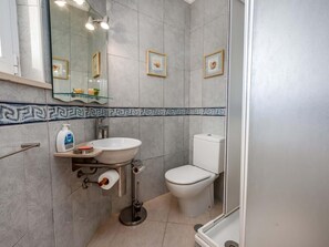 Een haardroger, handdoeken