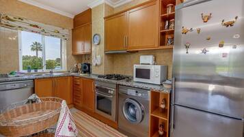 Refrigerador, microondas, horno, lavavajillas