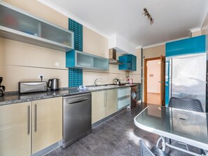 Kühlschrank, Mikrowelle, Ofen, Geschirrspüler