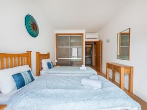 2 bedrooms, iron/ironing board, internet