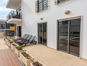 Terrace/patio - Apt. Raio de Sol, with pool & 400 mts from the beach (Lagos)