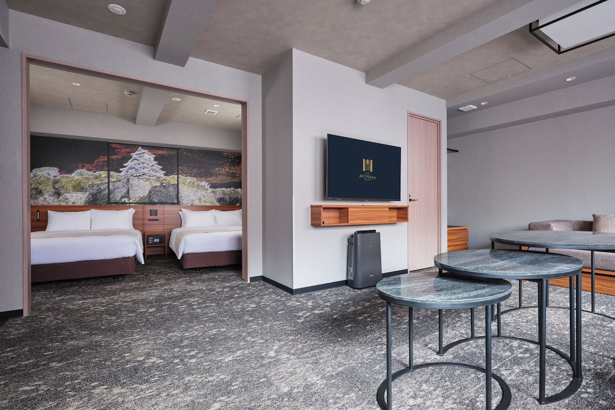 Grand Family Room | In-room safe, iron/ironing board, free WiFi, bed sheets