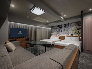 Caja de seguridad en la habitación y tabla de planchar con plancha