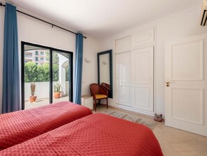 2 bedrooms, iron/ironing board, internet, bed sheets