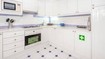 Refrigerador, microondas, horno y lavavajillas