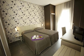 Kamer, 1 twee- of 2 eenpersoonsbedden | Een kluis op de kamer, een bureau, verduisterende gordijnen