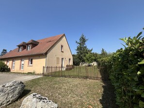 Exterior - Contemporary side Sioule gîte in Ébreuil, 4 pers, garden (Ébreuil)